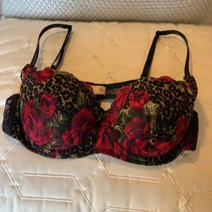 2 Victorias Secret bras